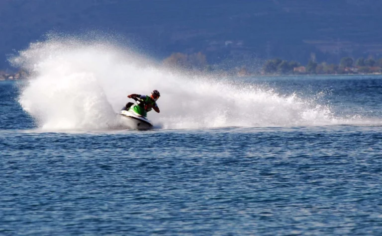 Αττική: Απαγορεύονται jet ski και θαλάσσια σπορ σε συγκεκριμένες παραλίες – Ολες οι λεπτομέρειες