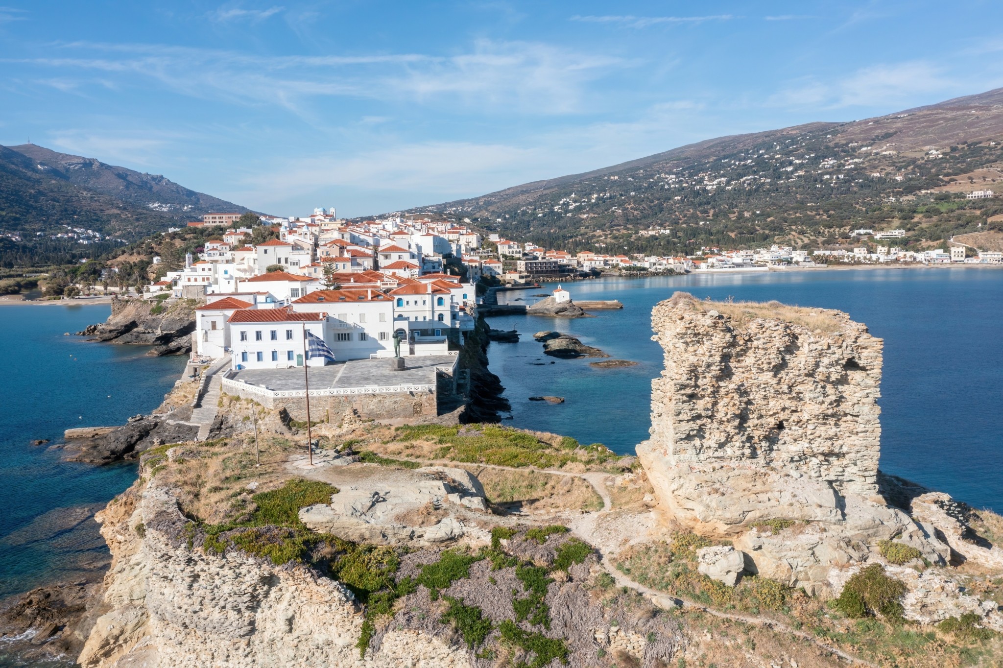 Το ελληνικό νησί που προβάλλεται ως «βασίλισσα του Αιγαίου» σύμφωνα με το Low Season Traveller