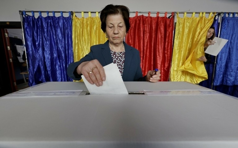 Ρουμανία – exit poll: Ο φιλοευρωπαίος υποψήφιος Νταν προηγείται με 54% του εθνικιστή αντιπάλου του