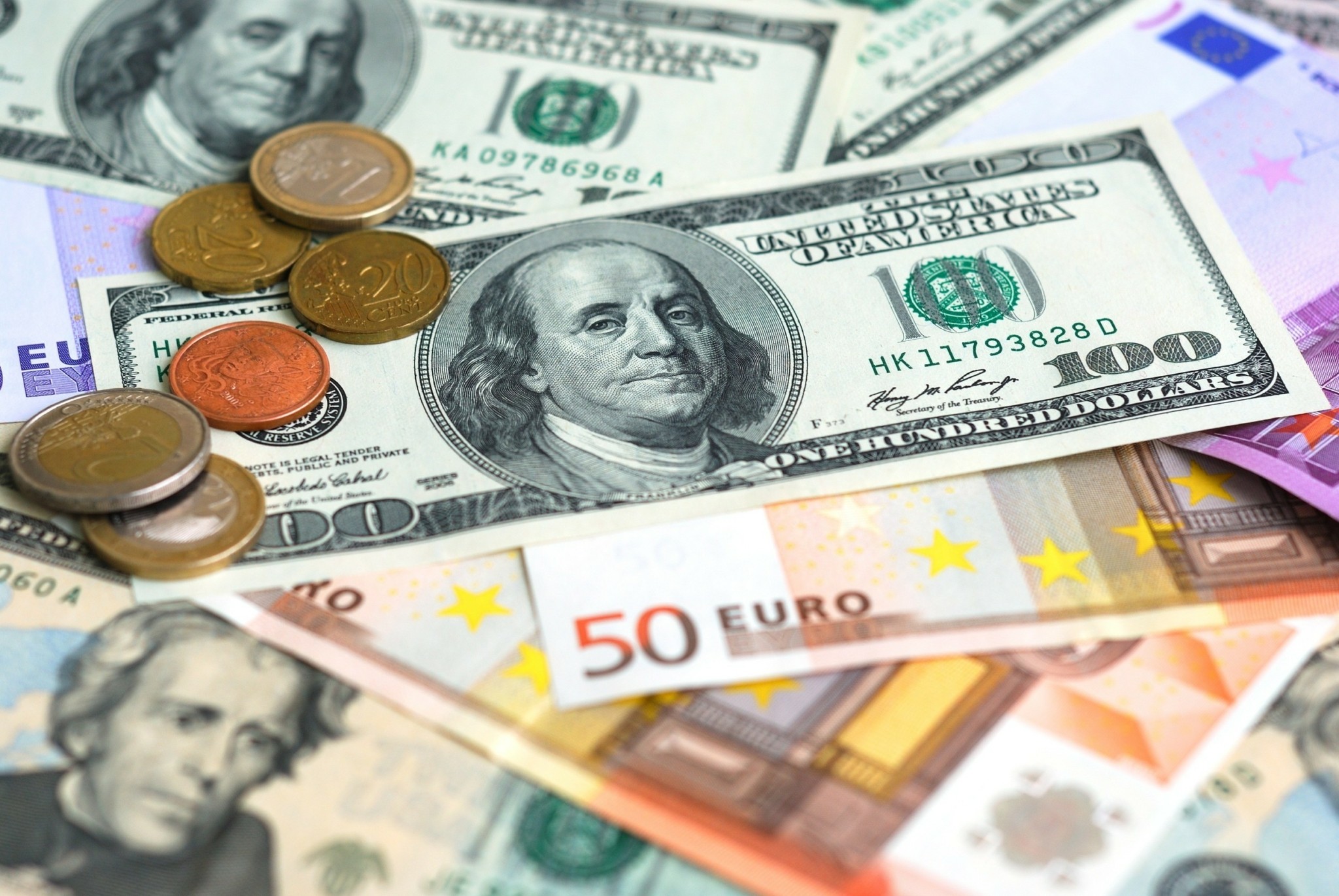 Mπορεί το ευρώ να αρπάξει τα σκήπτρα του δολαρίου; Οι αναλυτές απαντούν (πίνακες)