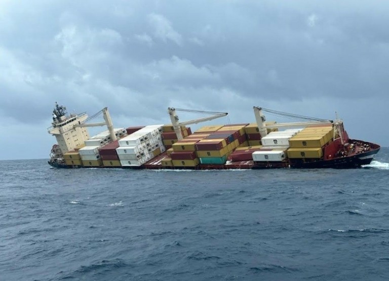 Βυθίστηκε το φορτηγό πλοίο MSC Elsa 3 ανοιχτά της Ινδίας (pics + tweet)