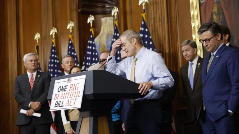 Πώς το νέο νομοσχέδιο του Τραμπ αναστατώνει τις επενδύσεις στην καθαρή ενέργεια (πίνακες)