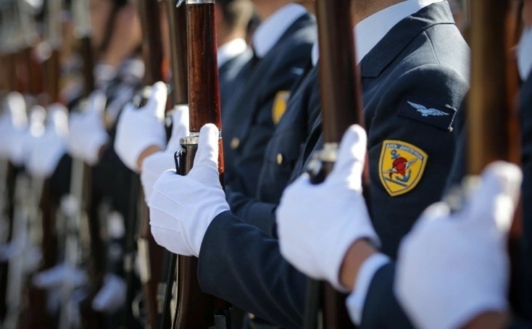 Νέες αποδοχές στο Δημόσιο: Ποιοι υπάλληλοι και ένστολοι θα δουν αυξήσεις έως και 2,5 μισθούς ετησίως