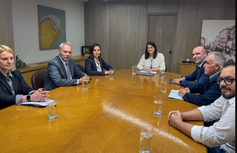 Συνάντηση Κεραμέως – Κεφαλογιάννη με την ΠΟΕΕΤ: Θετικές οι επιπτώσεις της Ψηφιακής Κάρτας Εργασίας σε τουρισμό και επισιτισμό