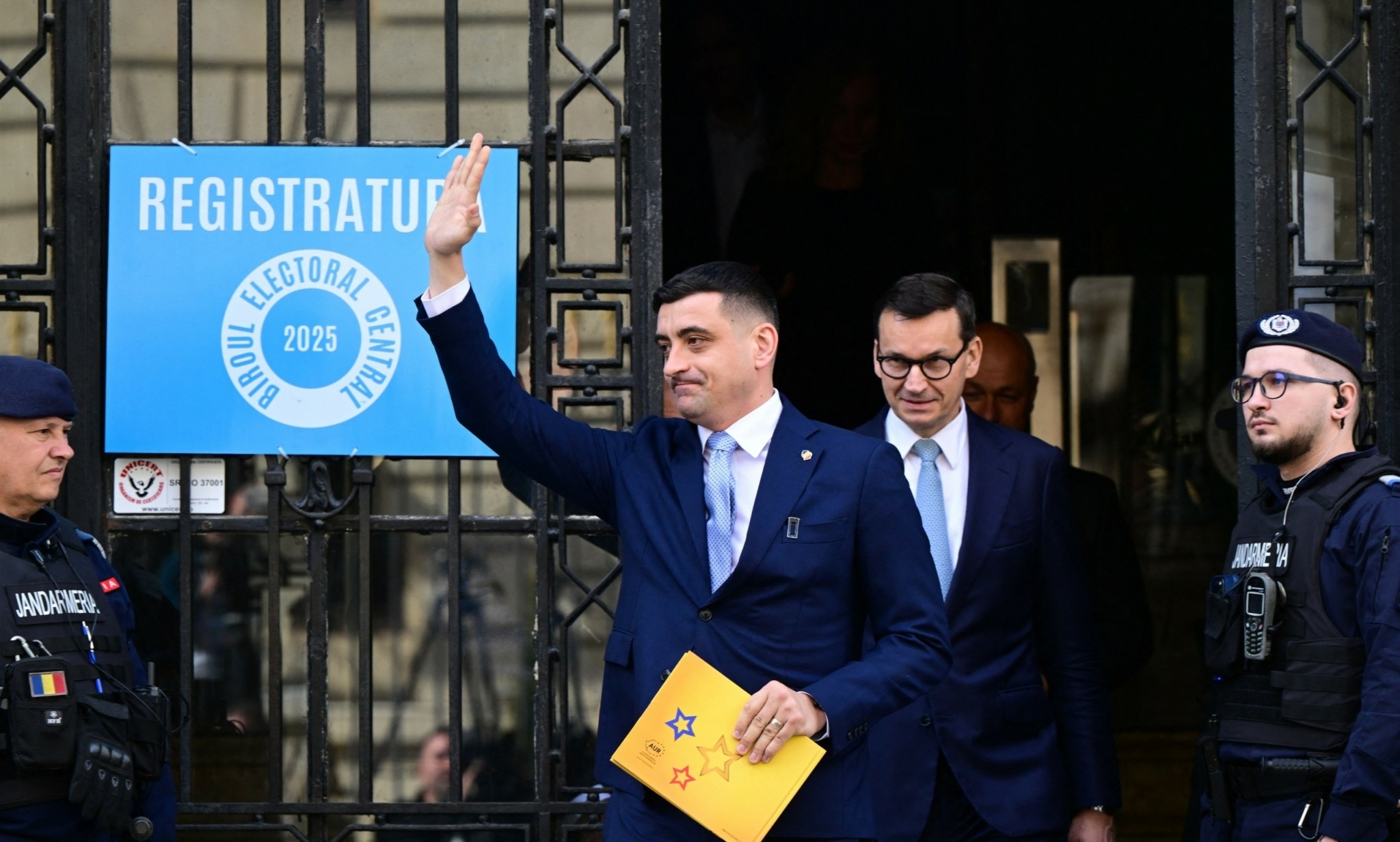 Ρουμανία: Ποιος είναι ο ακροδεξιός Σιμιόν που ετοιμάζεται για νέος πρόεδρος: Ο θαυμασμός σε Τραμπ, Μελόνι και η αφετηρία ως αντιεμβολιαστής