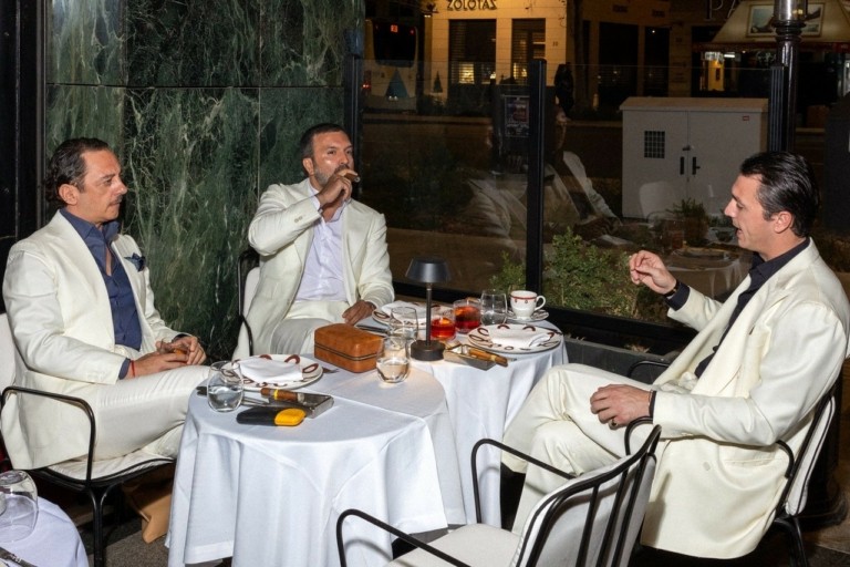 Τρεις άνδρες αποθεώνουν το λευκό κοστούμι στην Αθήνα: μια υπόθεση χαρακτήρα