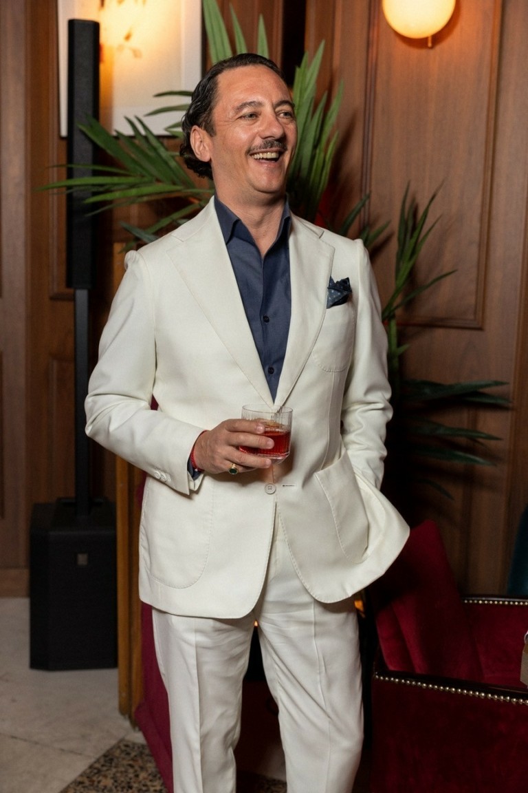 Τρεις άνδρες αποθεώνουν το λευκό κοστούμι στην Αθήνα: μια υπόθεση χαρακτήρα