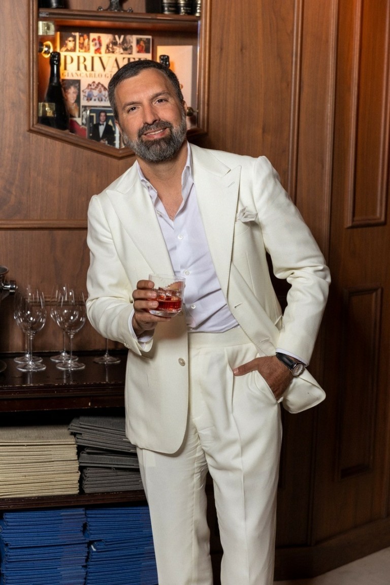 Τρεις άνδρες αποθεώνουν το λευκό κοστούμι στην Αθήνα: μια υπόθεση χαρακτήρα