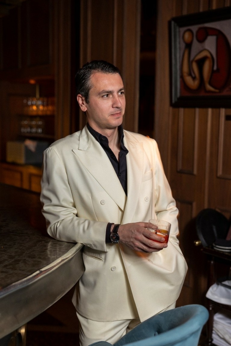 Τρεις άνδρες αποθεώνουν το λευκό κοστούμι στην Αθήνα: μια υπόθεση χαρακτήρα