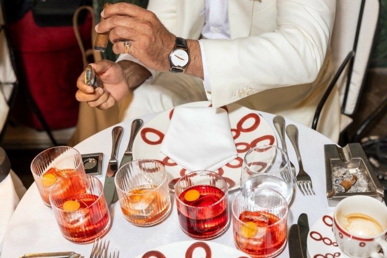 Τρεις άνδρες αποθεώνουν το λευκό κοστούμι στην Αθήνα: μια υπόθεση χαρακτήρα