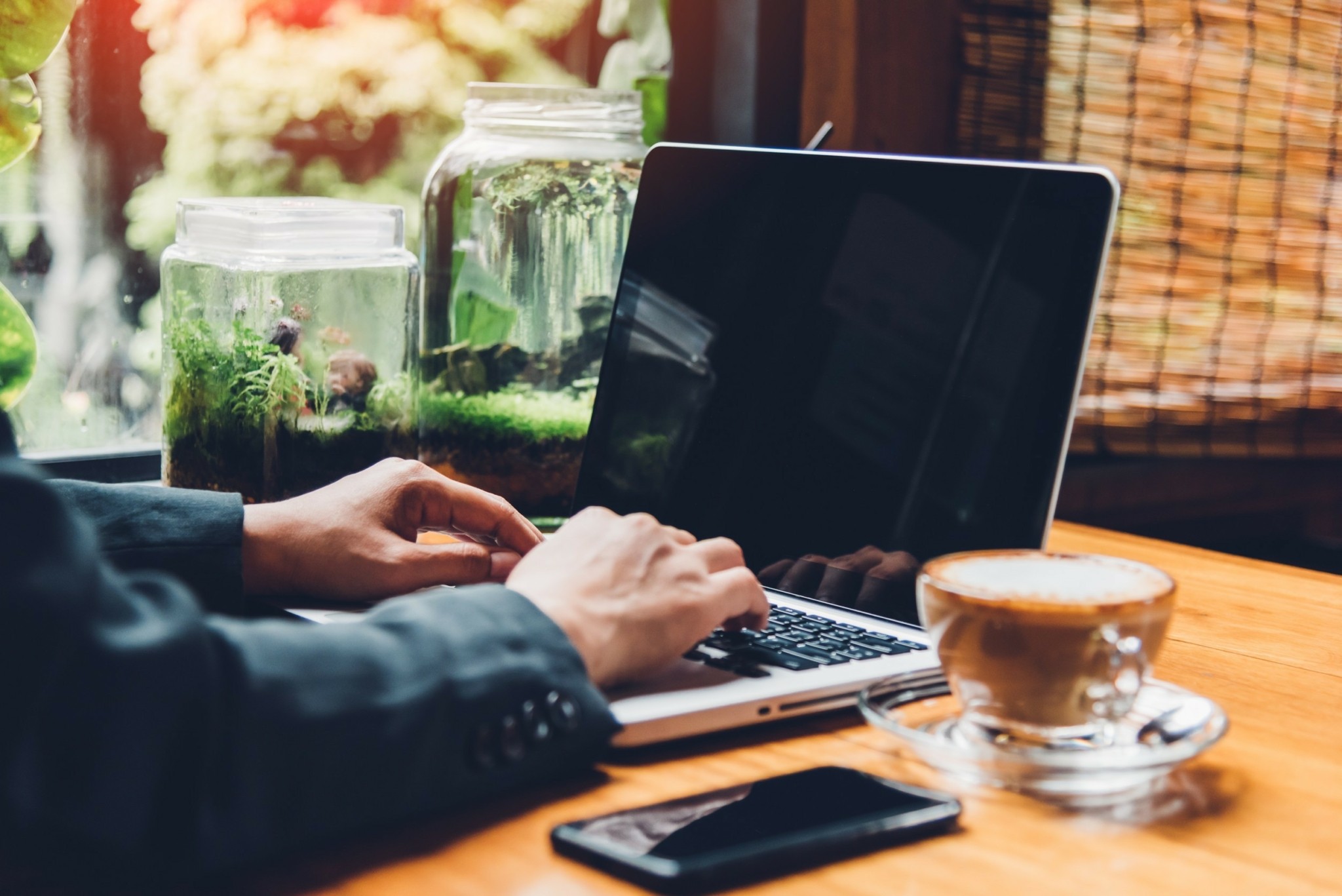 Υβριδική εργασία αυξάνει την παραγωγικότητα – Πώς κερδίζουν οι εργαζόμενοι 