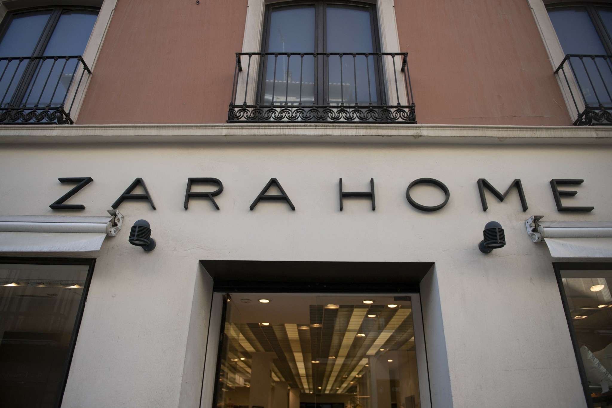 H Inditex ανακάμπτει μετά το απογοητευτικό α’ τρίμηνο με αύξηση εσόδων και πωλήσεων