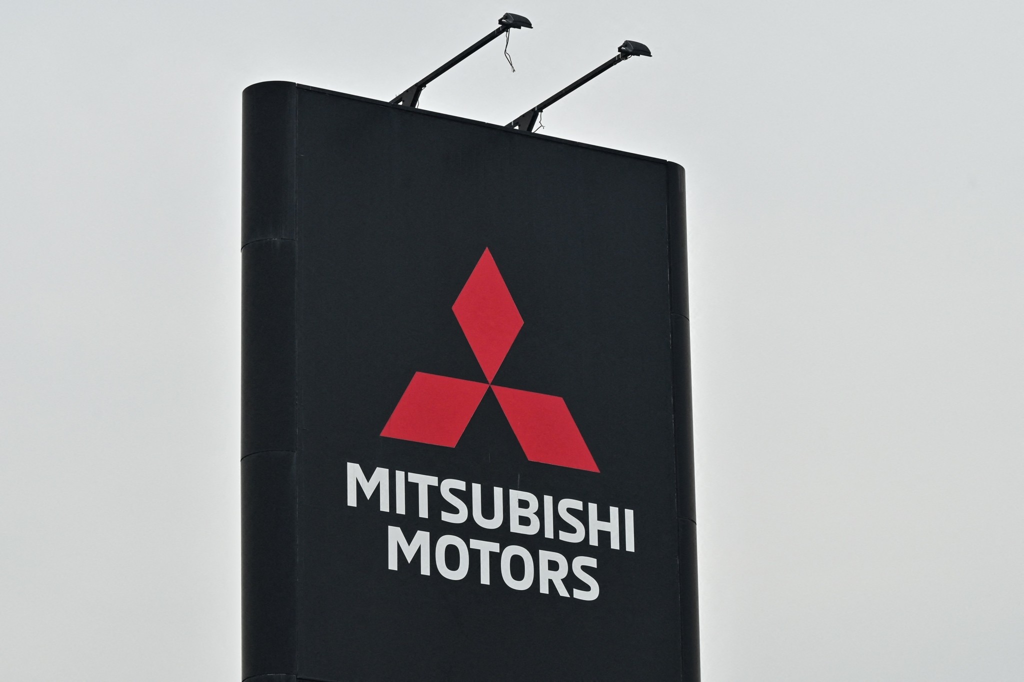 Mitsubishi: Τέλος στους κινητήρες εσωτερικής καύσης – Λουκέτο σε εργοστάσιο στην Κίνα