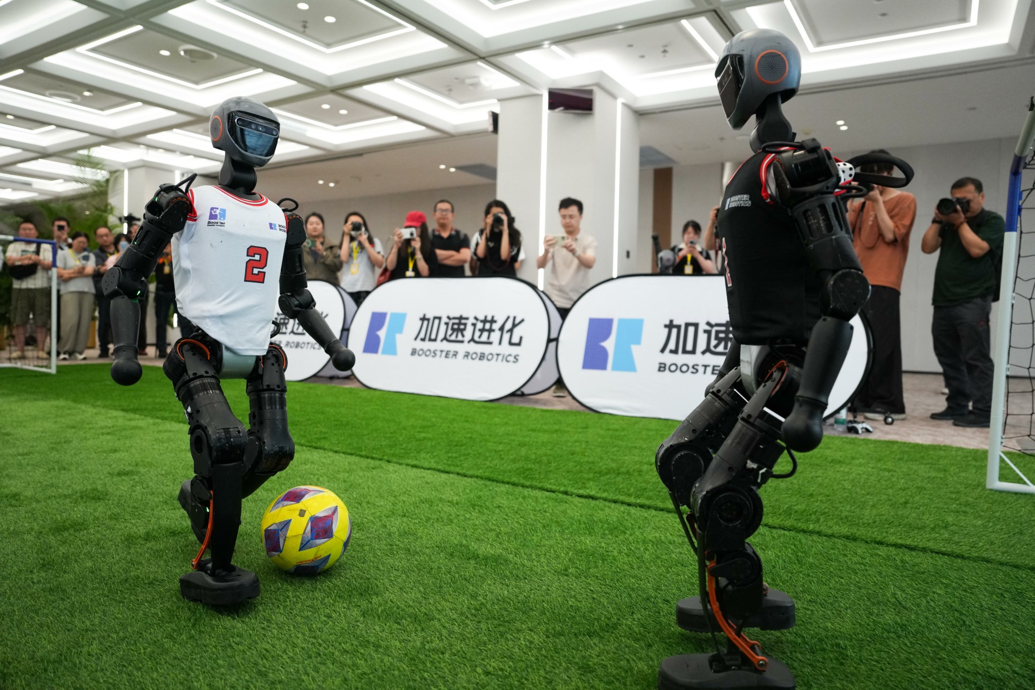 Ρομπότ με τεχνητή νοημοσύνη παίζουν ποδόσφαιρο – Το Πεκίνο επενδύει στο μέλλον (tweet)
