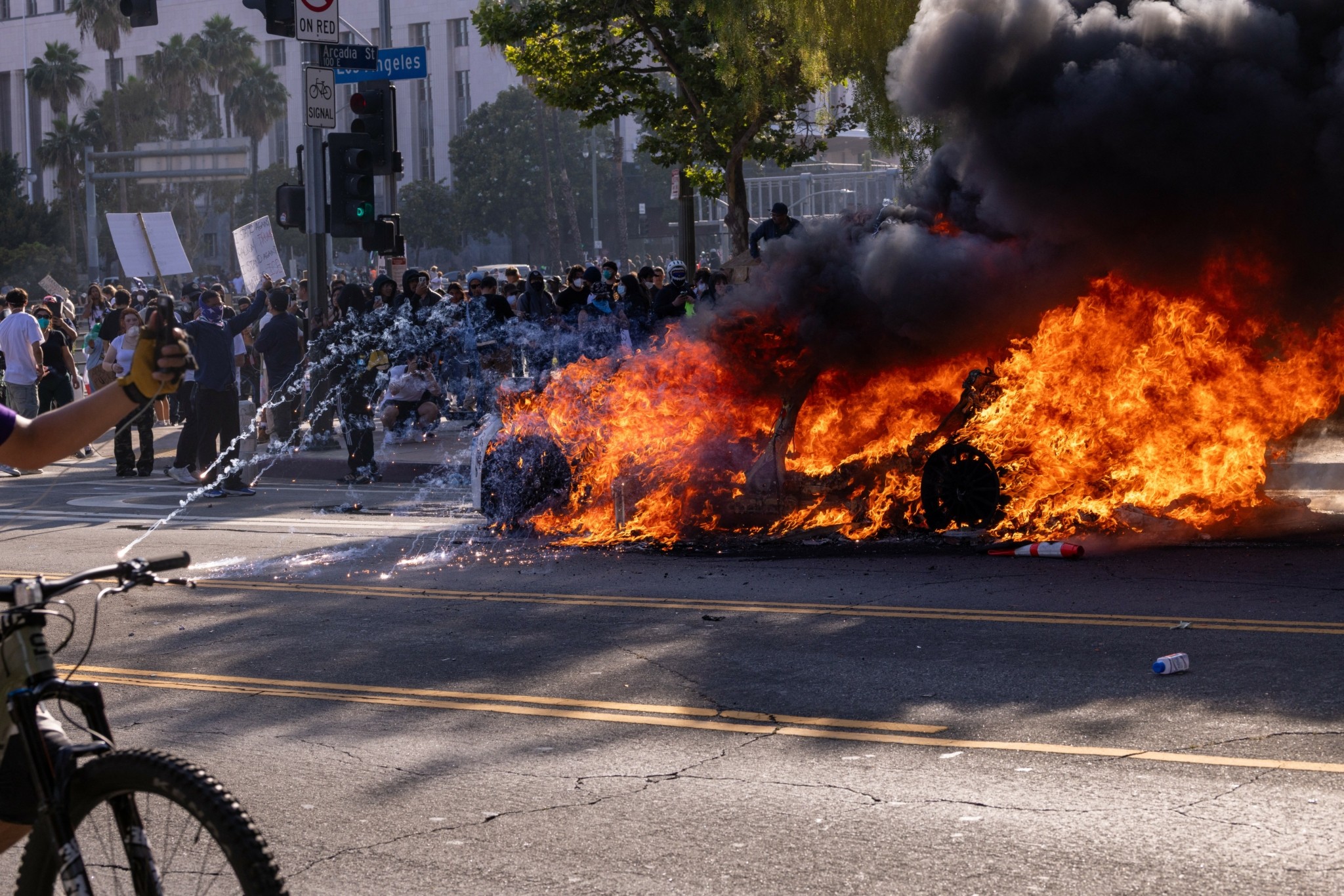 Tαραχές στο Λος Αντζελες: Η αστυνομία απαγορεύει τη συνάθροιση στο κέντρο της πόλης