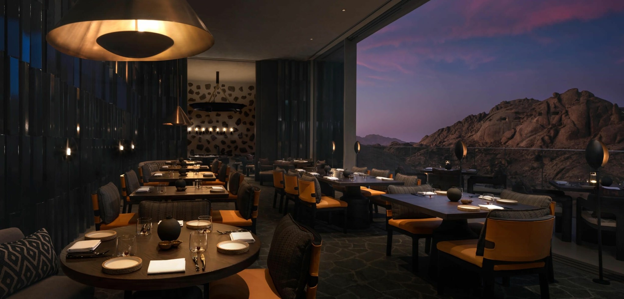 Desert Rock: Οι θεαματικές κρεμαστές βίλες στη Σαουδική Αραβία