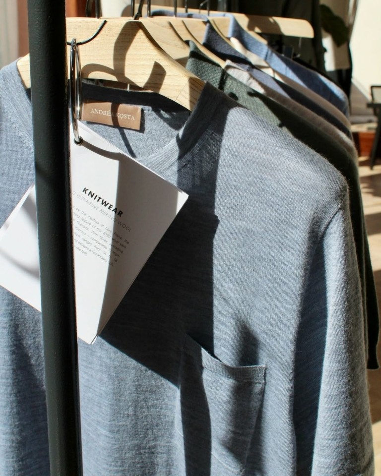 Andréa Kọsta: Το ελληνo-κυπριακό brand που ντύνει το Λίβερπουλ με μεσογειακή φινέτσα