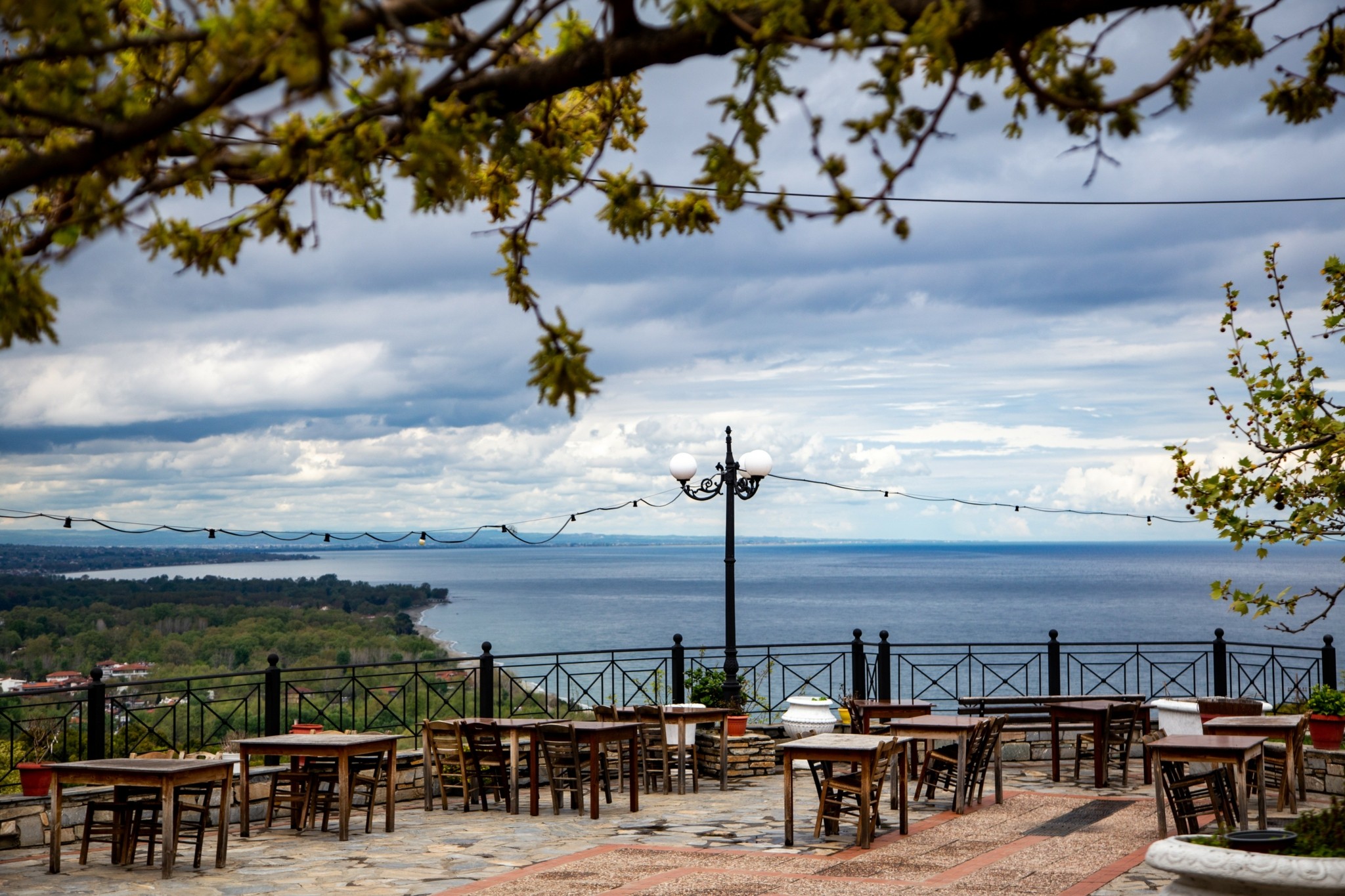 Ελεγκτικό Συνέδριο: Το 50% των καταστημάτων που βγάζουν έξω τραπεζοκαθίσματα δεν έχει άδεια από τους δήμους