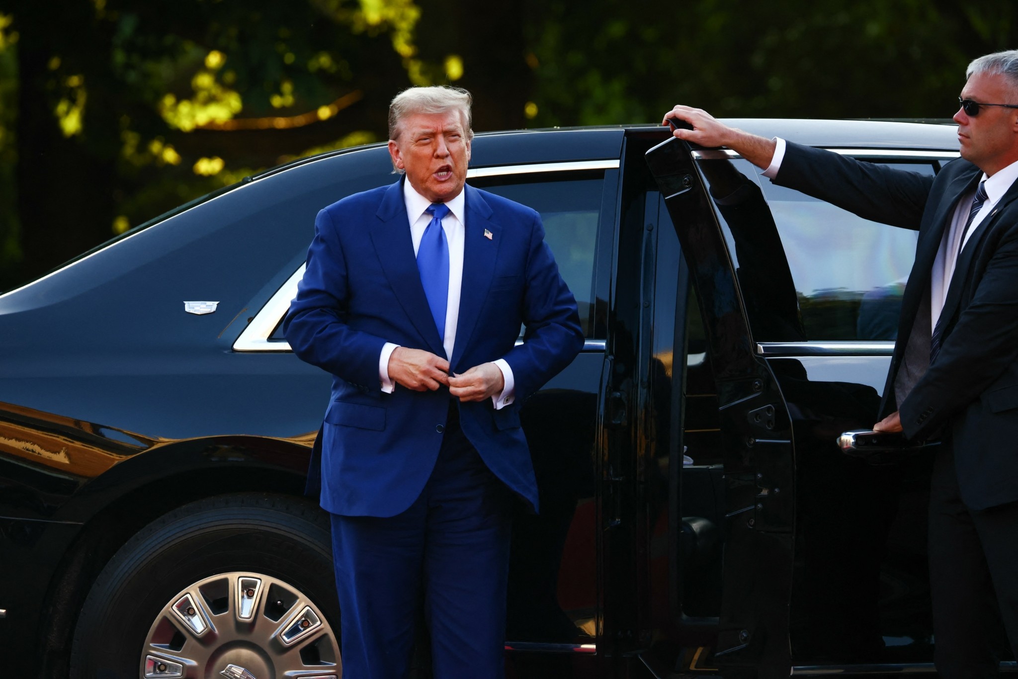 Διπλωματία κολακείας: Η Ευρώπη «χαϊδεύει» τον Τραμπ για να μη διαλύσει το ΝΑΤΟ