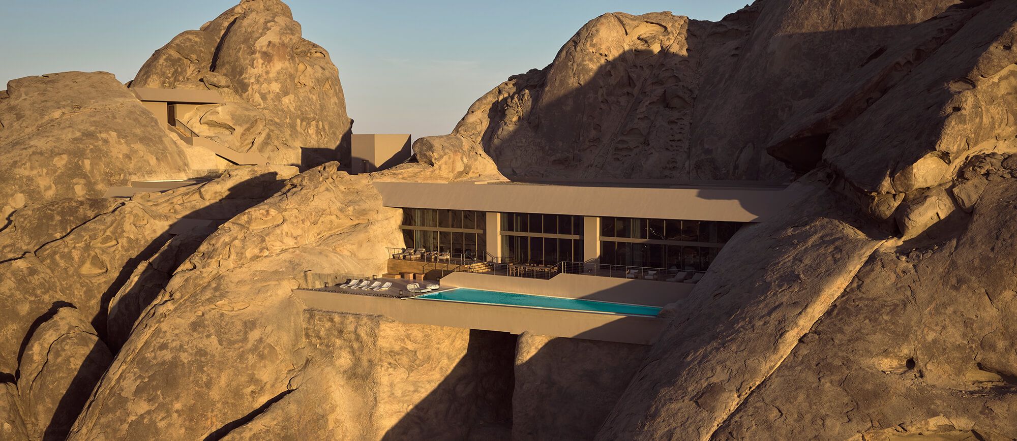 Desert Rock: Οι θεαματικές κρεμαστές βίλες στη Σαουδική Αραβία