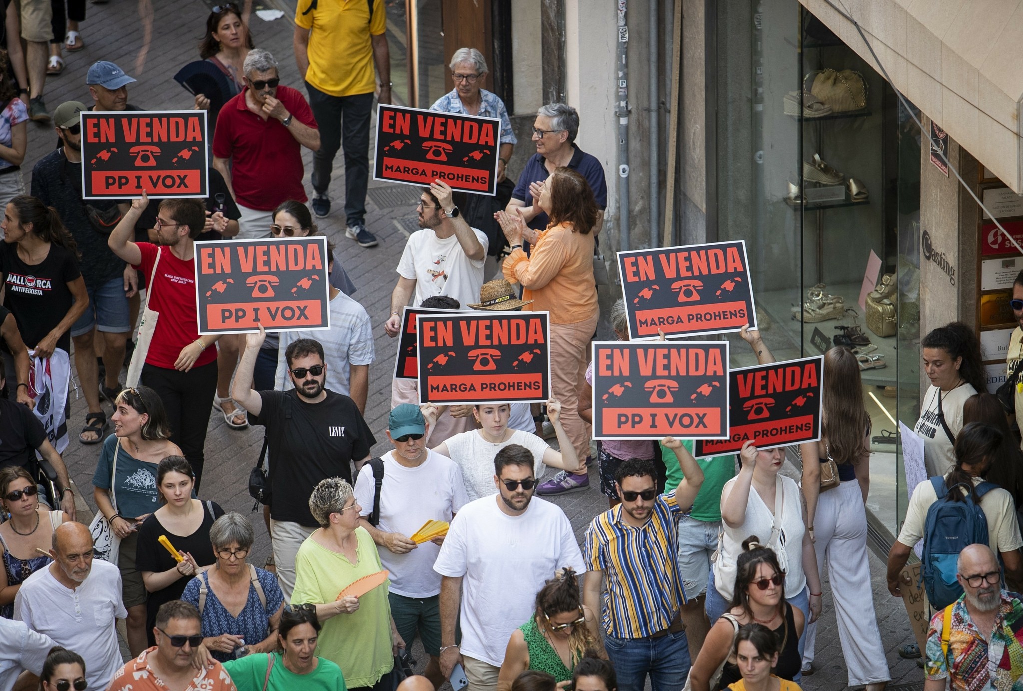 Νότια Ευρώπη: Χιλιάδες κάτοικοι στους δρόμους κατά του υπερτουρισμού – «Ο μαζικός τουρισμός σκοτώνει την πόλη»