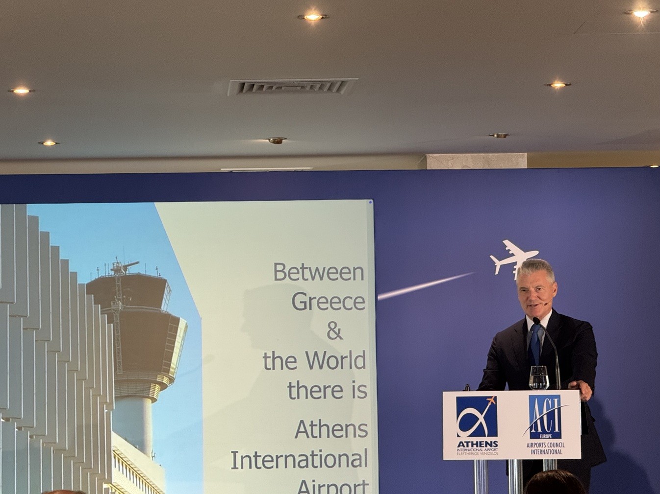 Στα 8,6 δισ. ευρώ η συνολική συνεισφορά του αεροδρομίου της Αθήνας στην ελληνική οικονομία