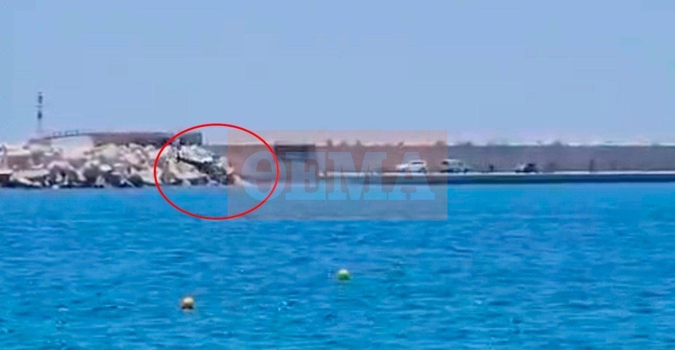 Ελικόπτερο έπεσε στη Μαρίνα Βουλιαγμένης – Σώοι και οι πέντε επιβαίνοντες