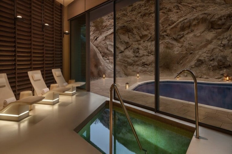 Desert Rock: Οι θεαματικές κρεμαστές βίλες στη Σαουδική Αραβία