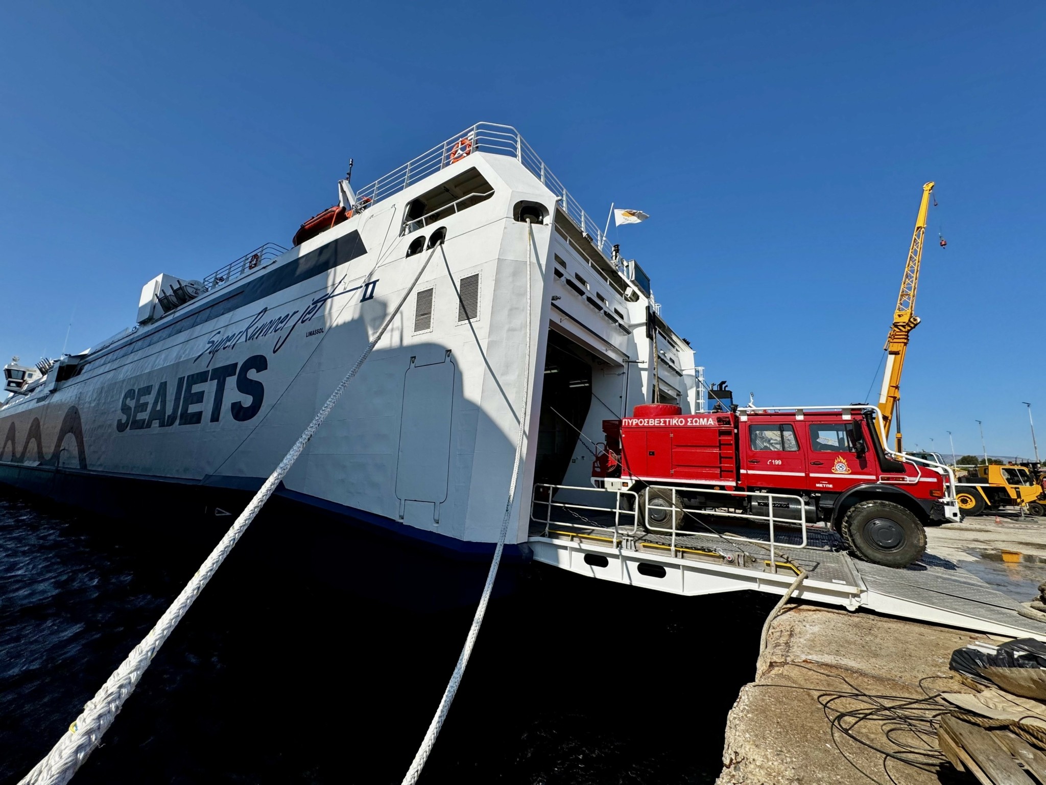 Seajets: Διέθεσε χωρίς αμοιβή τρία πλοία για τη μεταφορά πυροσβεστικών δυνάμεων στη Χίο