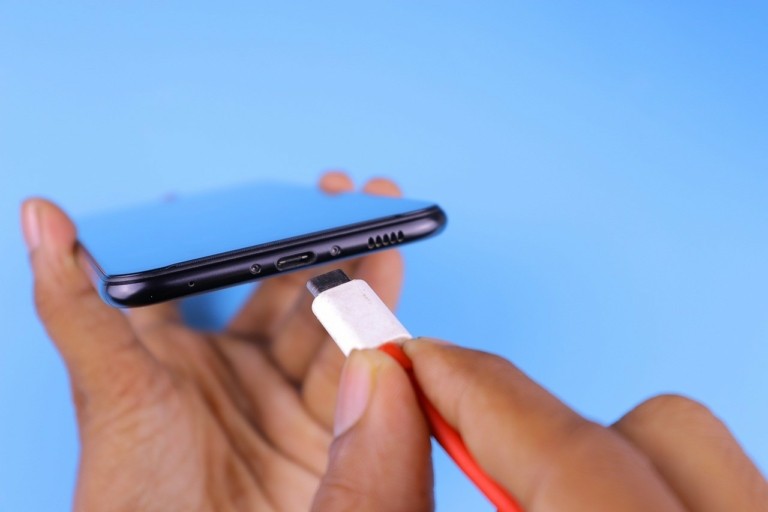 Πώς θα κρατήσετε την μπαταρία του κινητού σας «ζωντανή» – Τα πιο συνηθισμένα λάθη