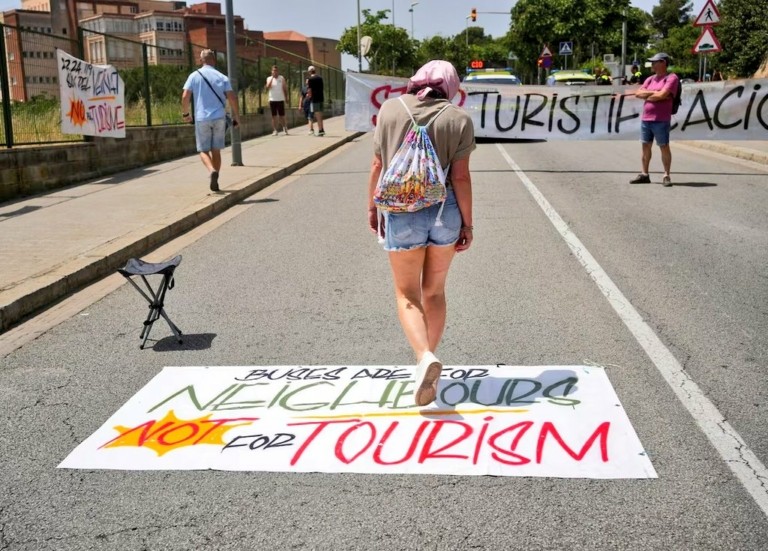 Υπερτουρισμός στη Νότια Ευρώπη: Χιλιάδες διαδηλωτές βγαίνουν στους δρόμους (pics)
