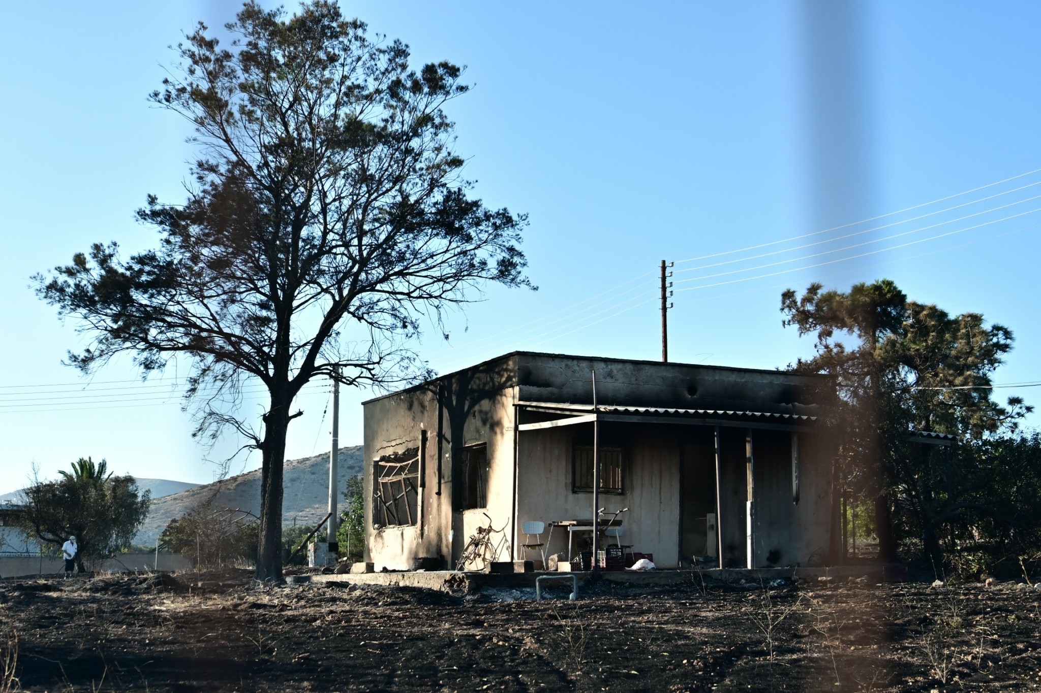 Κάηκαν σπίτια στην Παλαιά Φώκαια – Η επόμενη μέρα μετά τη φωτιά (pics)