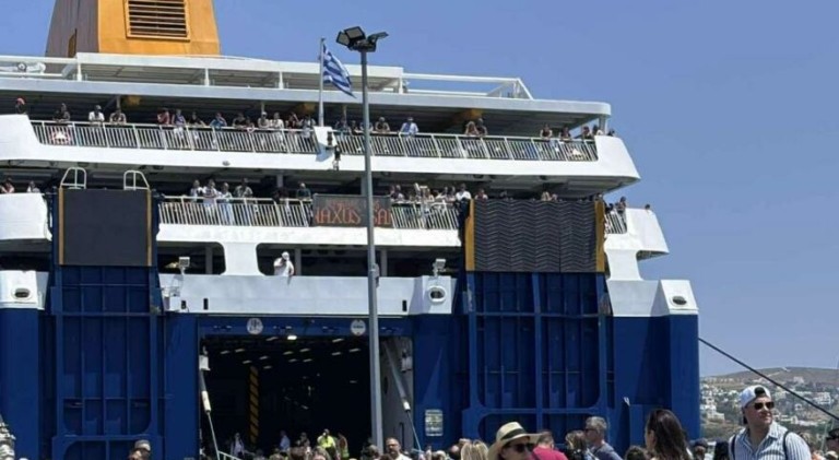 Το Champion Jet 3 προσέκρουσε στο λιμάνι της Πάρου – Επιβιβάστηκαν σε άλλα πλοία οι επιβάτες (upd)