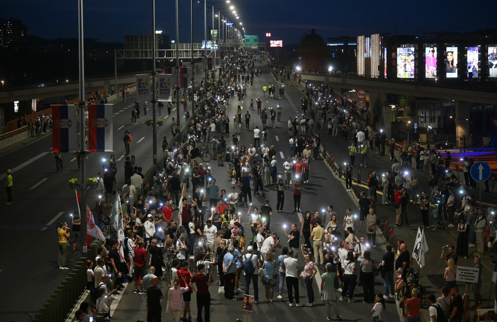 Σερβία: Περίπου 140.000 κόσμος διαδήλωσε στο Βελιγράδι – «Θέλουμε εκλογές!» (tweet) 