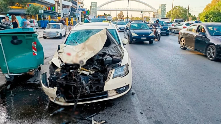 Τροχαίο στην Ποσειδώνος: Νεκρή δημοτική υπάλληλος από σύγκρουση απορριμματοφόρου με ταξί