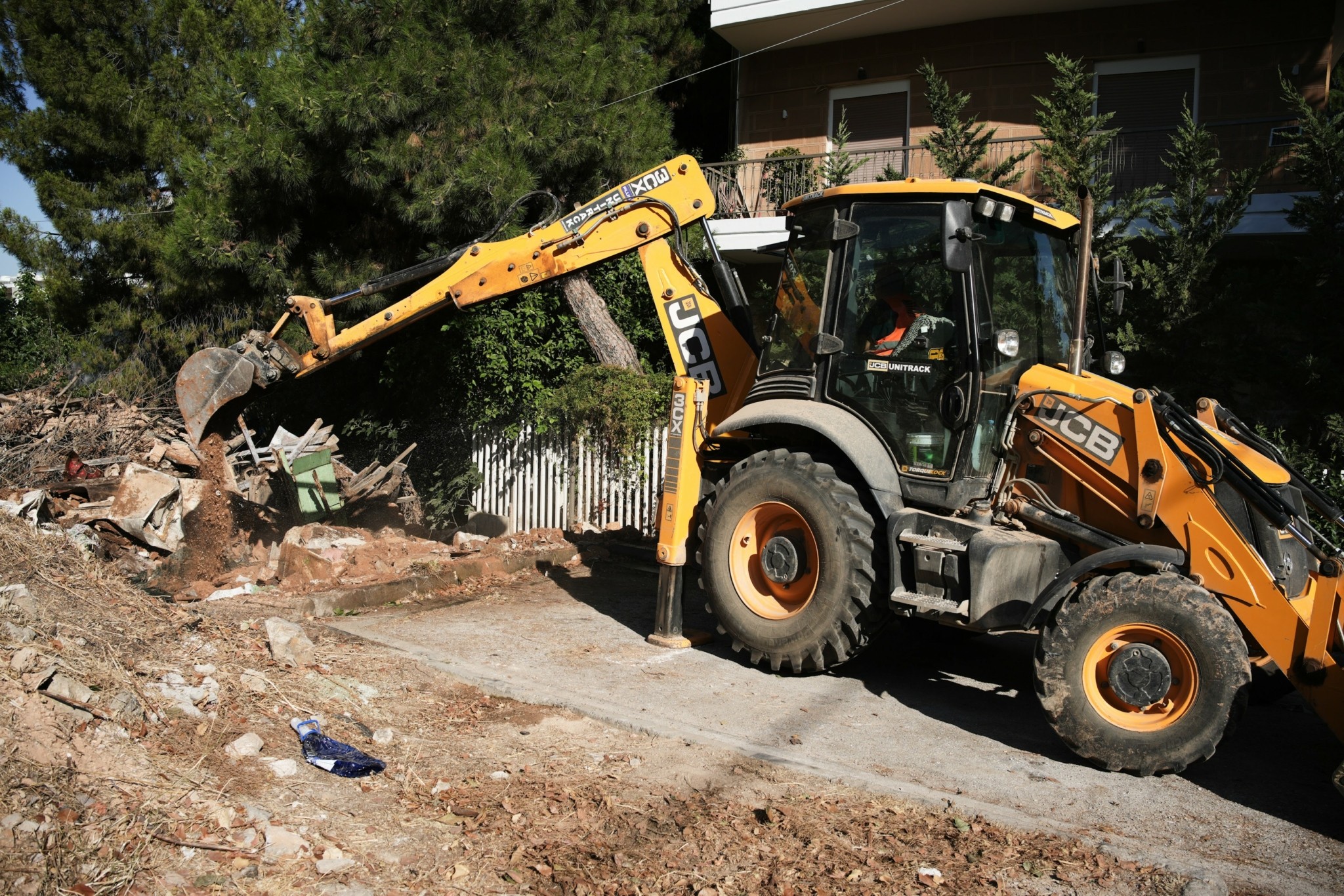 Δήμος Αθηναίων: Ξεκίνησαν οι κατεδαφίσεις 70 ετοιμόρροπων κτιρίων (pics)