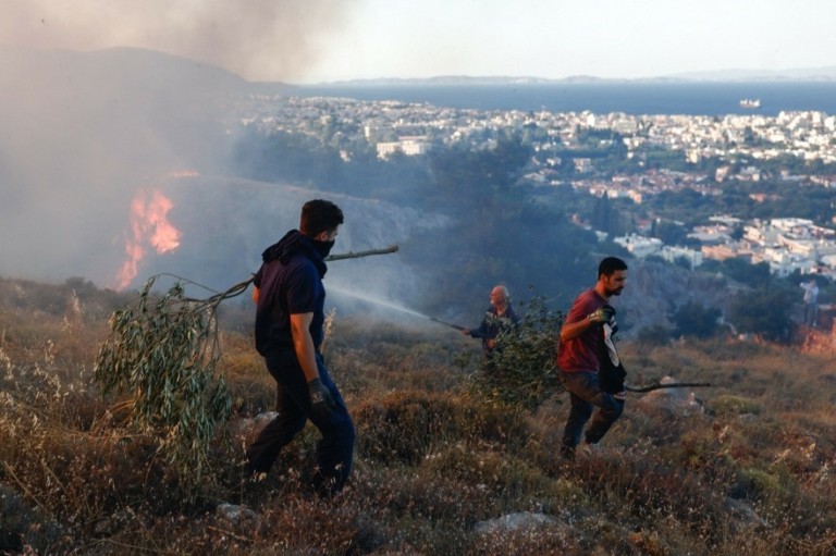 Φωτιά στη Χίο: Μάχη με διάσπαρτες εστίες δίνουν 444 πυροσβέστες και 8 εναέρια μέσα
