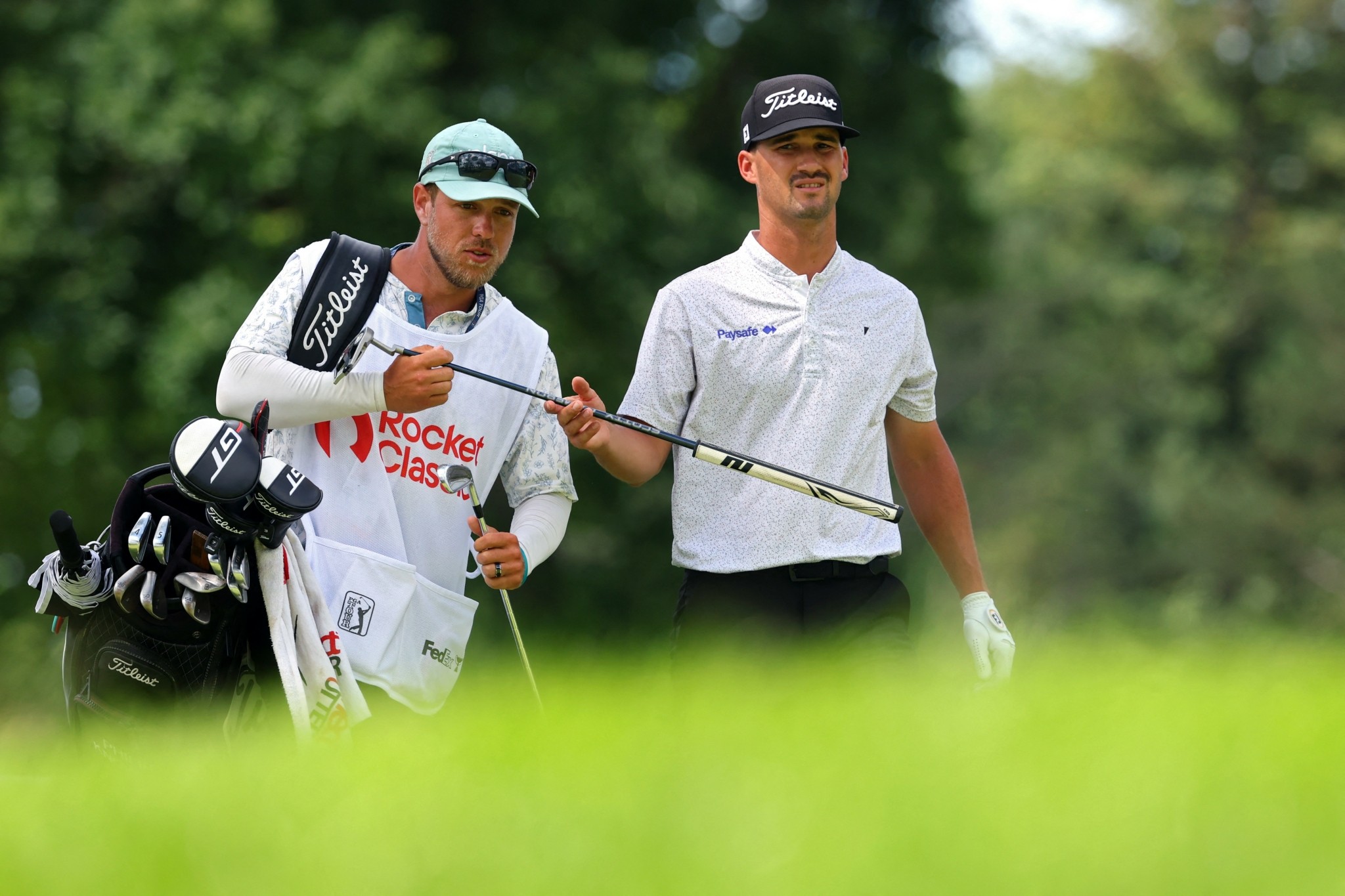 Ελίτ και γκολφ: Πώς το μπλουζάκι με λογότυπο έγινε σήμα κατατεθέν της Wall Street