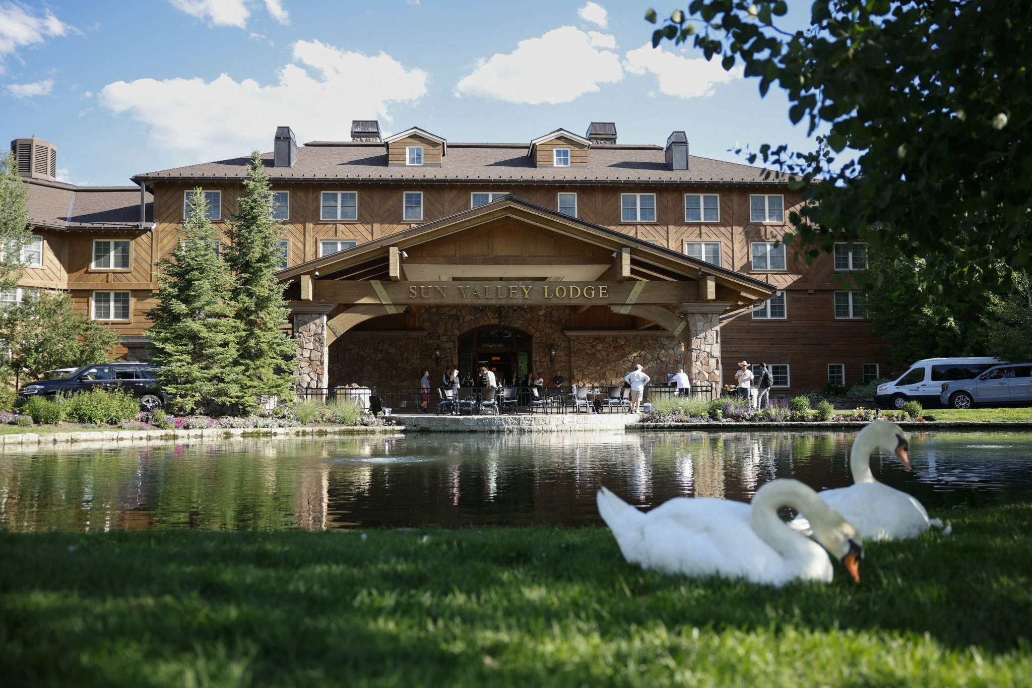 Sun Valley 2025: Τεχνητή νοημοσύνη, επενδύσεις και casual στυλ: Το παρασκήνιο του summer camp των billionaires (pics)