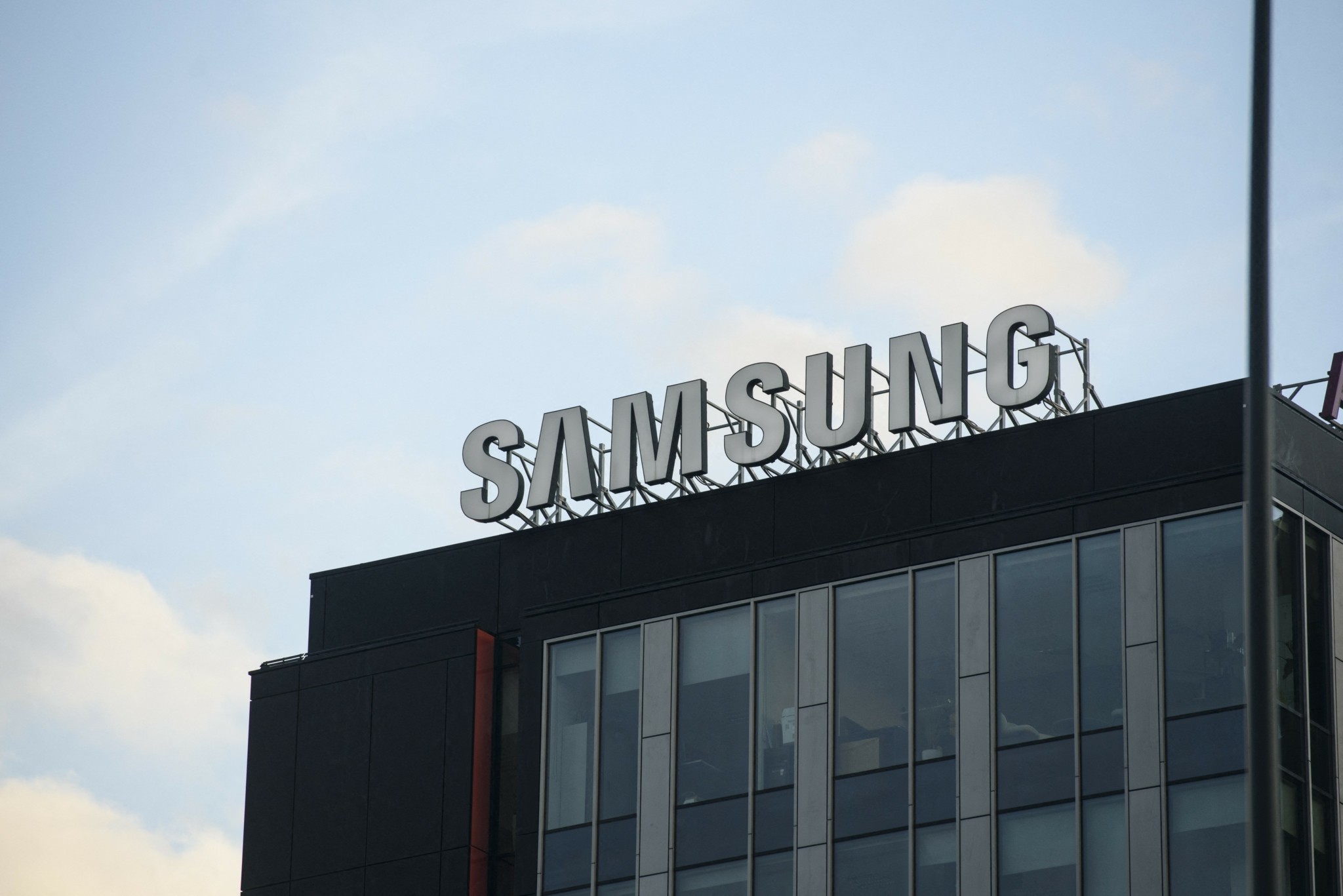 Έρχεται η νέα γενιά κινητών: Περισσότερη ΑΙ στα Samsung και αναδιπλούμενα iPhone (pics)