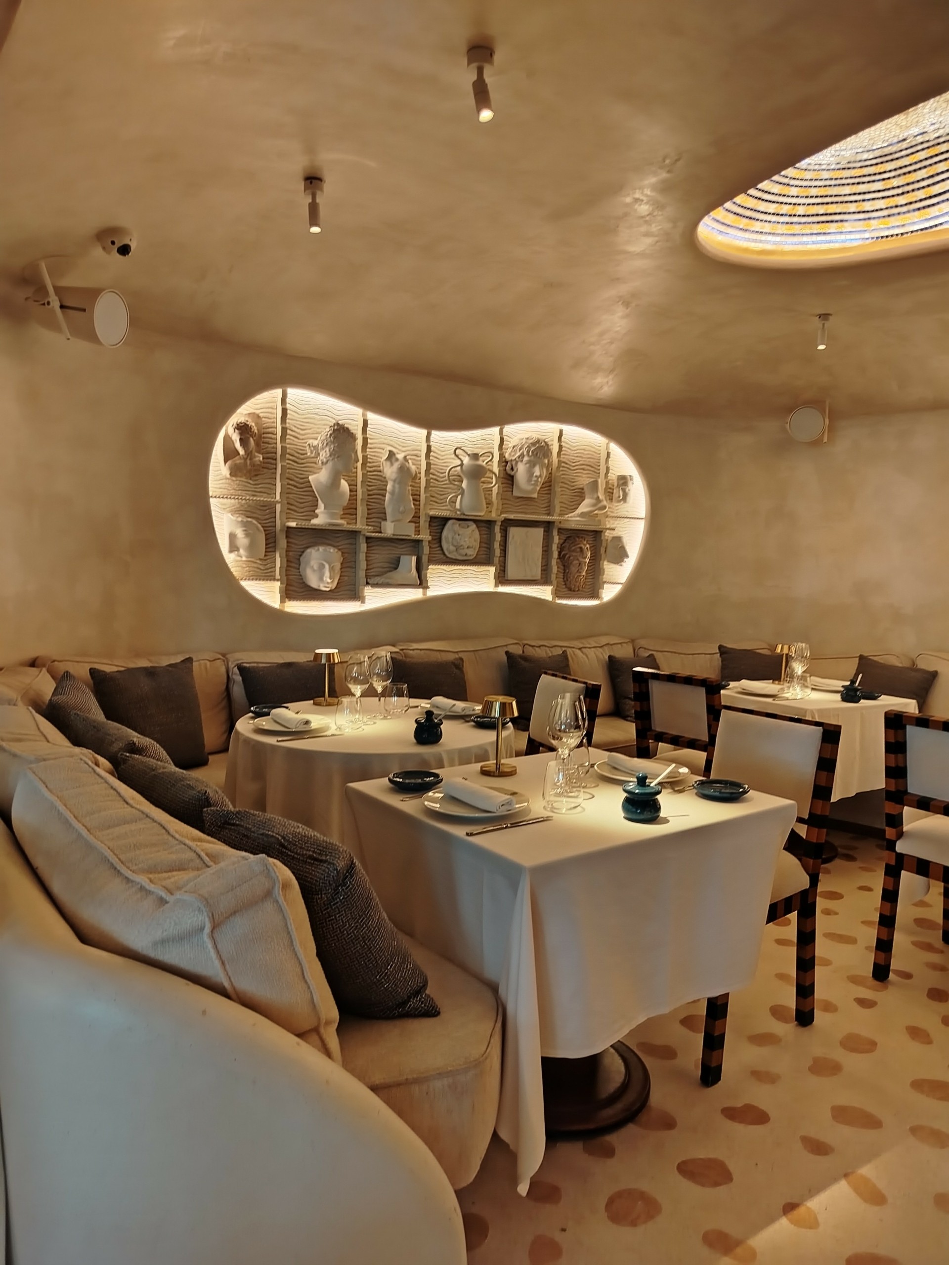 Anna: Το λαμπερό εστιατόριο του σεφ Γιάννη Κιόρογλου στις Κάννες και η ελληνική κουζίνα που κάνει θραύση