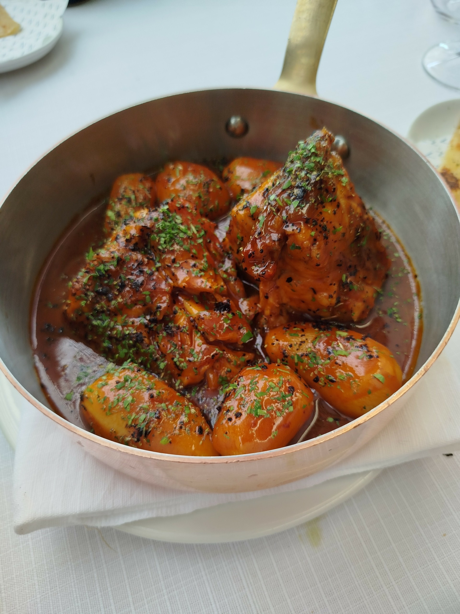 Anna: Το λαμπερό εστιατόριο του σεφ Γιάννη Κιόρογλου στις Κάννες και η ελληνική κουζίνα που κάνει θραύση