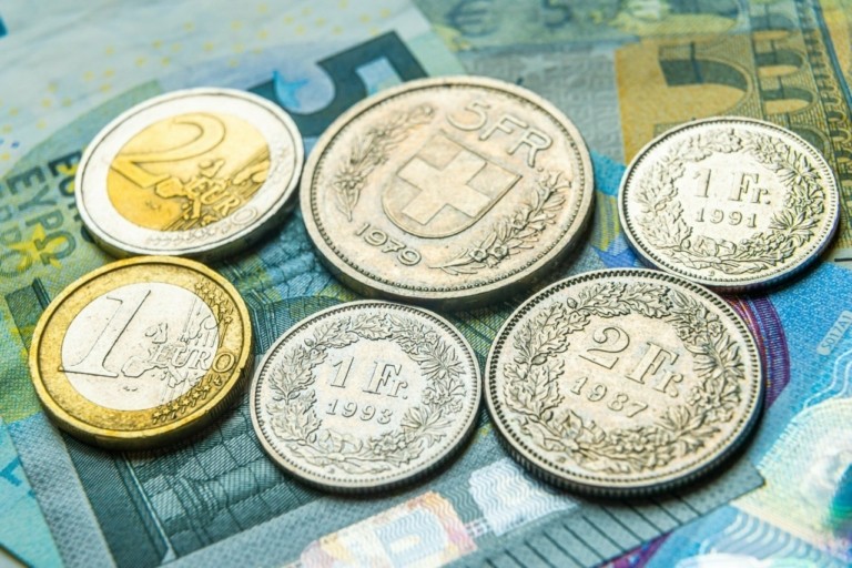 Reuters: Η Ελλάδα καταρτίζει σχέδιο για τα δάνεια σε ελβετικό φράγκο – Τι προβλέπει