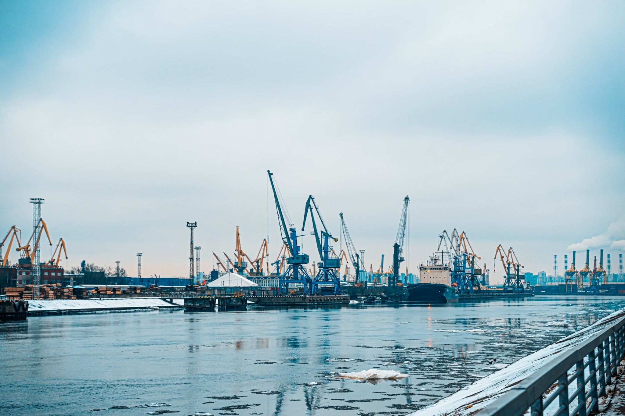 DNV: Πνίγονται στους ρύπους τα λιμάνια της Ευρώπης