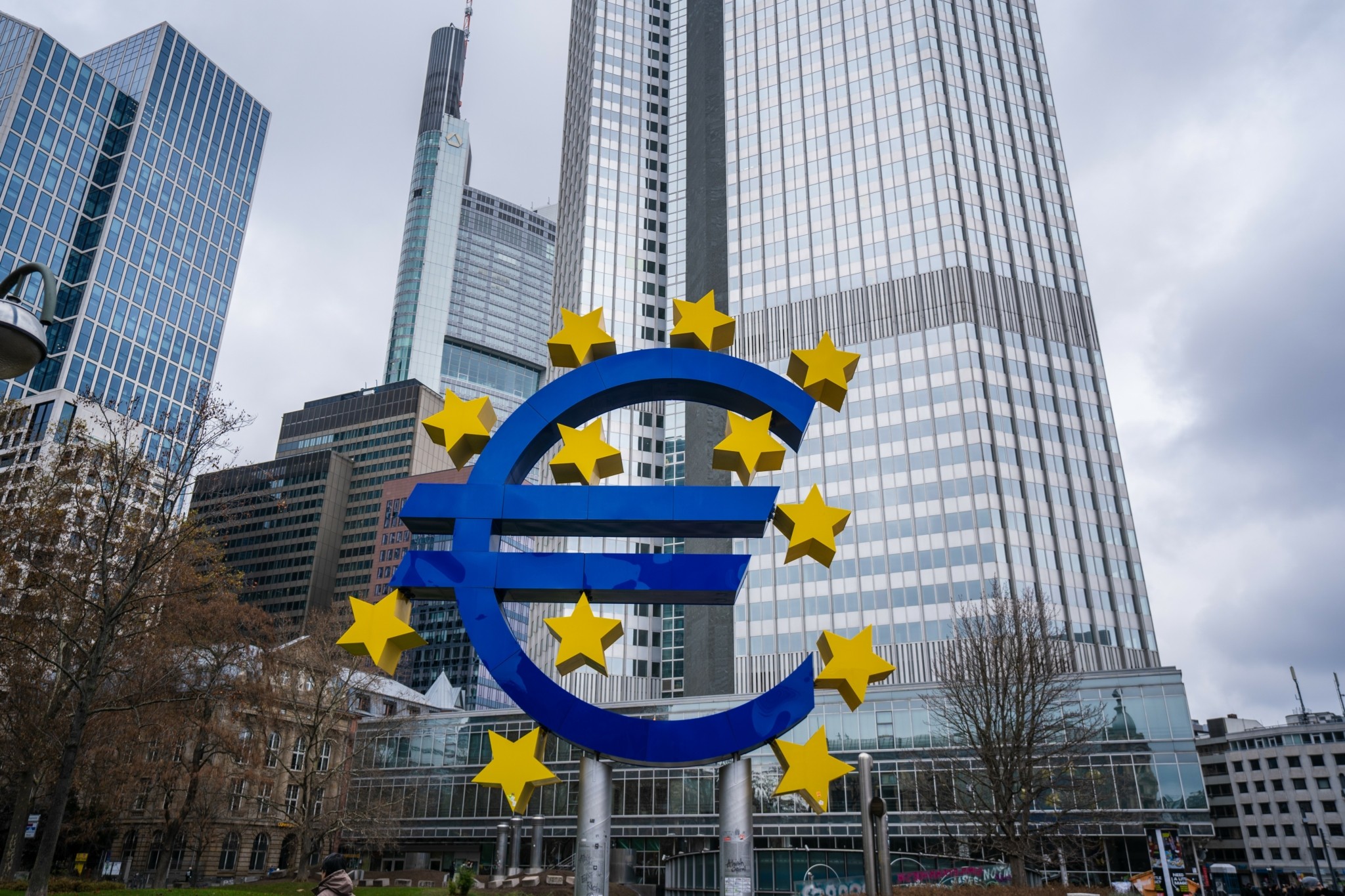 Η ΕΚΤ «χαλαρώνει» τις κεφαλαιακές απαιτήσεις για τις τράπεζες μετά τα επιτυχή stress tests