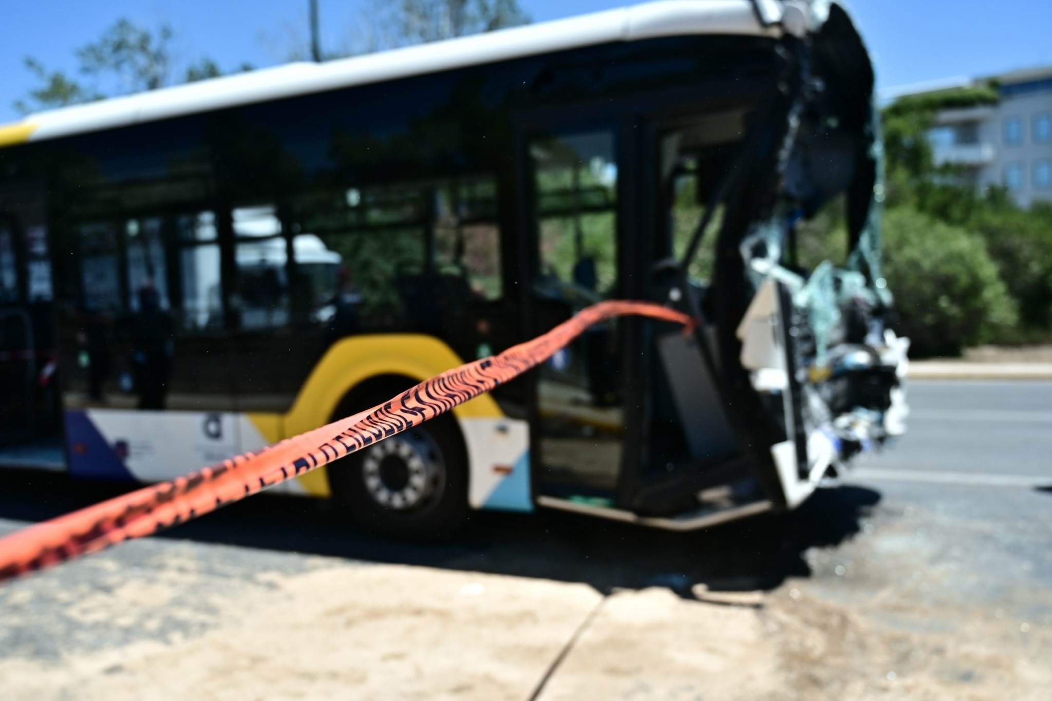 Τροχαίο στη Βούλα: Αδιαθεσία υποστήριξε ότι ένιωσε η οδηγός του ενός λεωφορείου πριν τη σύγκρουση (vids)