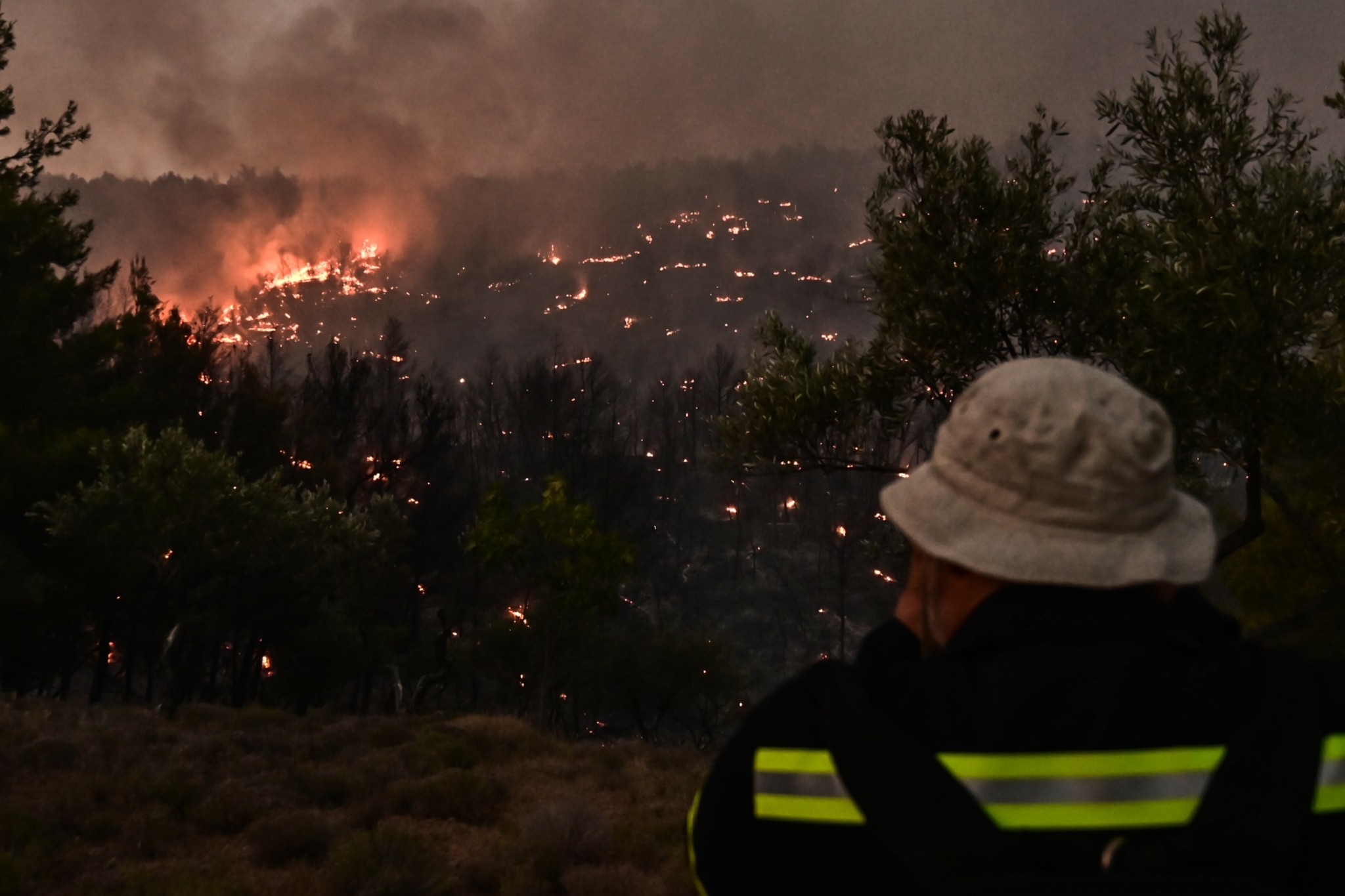 Φωτιά στο Χελιδόνι της Αρχαίας Ολυμπίας – Απεγκλώβισαν εγκαυματία, εκκενώνονται οικισμοί