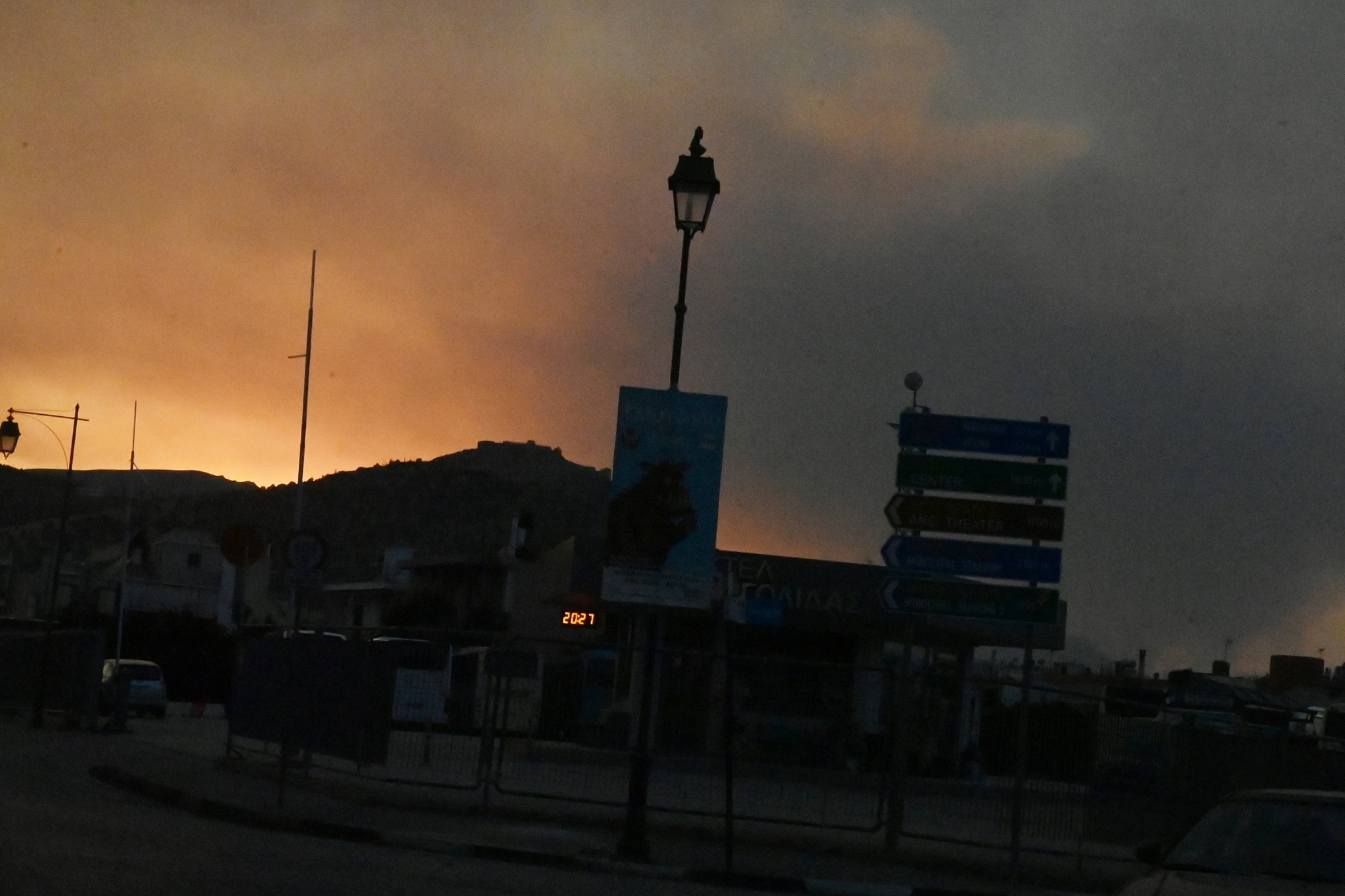 Σε ύφεση η πυρκαγιά στον Φενεό Κορινθίας – Επί ποδός ισχυρές πυροσβεστικές δυνάμεις (vids) (upd)