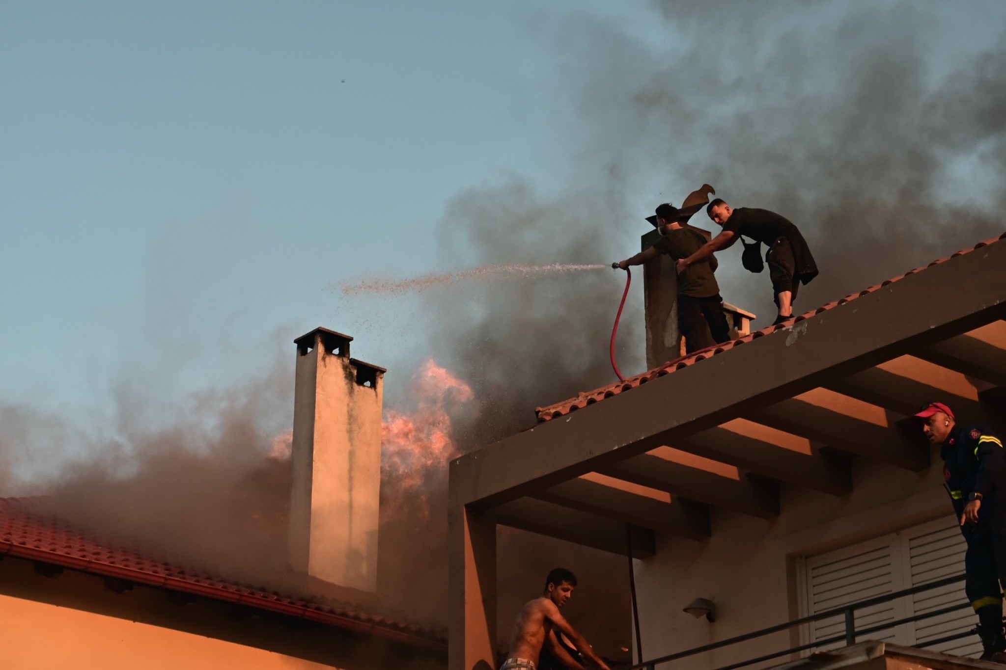 Καίγονται σπίτια σε Κρυονέρι και Δροσοπηγή – Πύρινη λαίλαπα σε Αττική, Εύβοια, Κύθηρα και Μεσσηνία (pics+ vids) (upd)