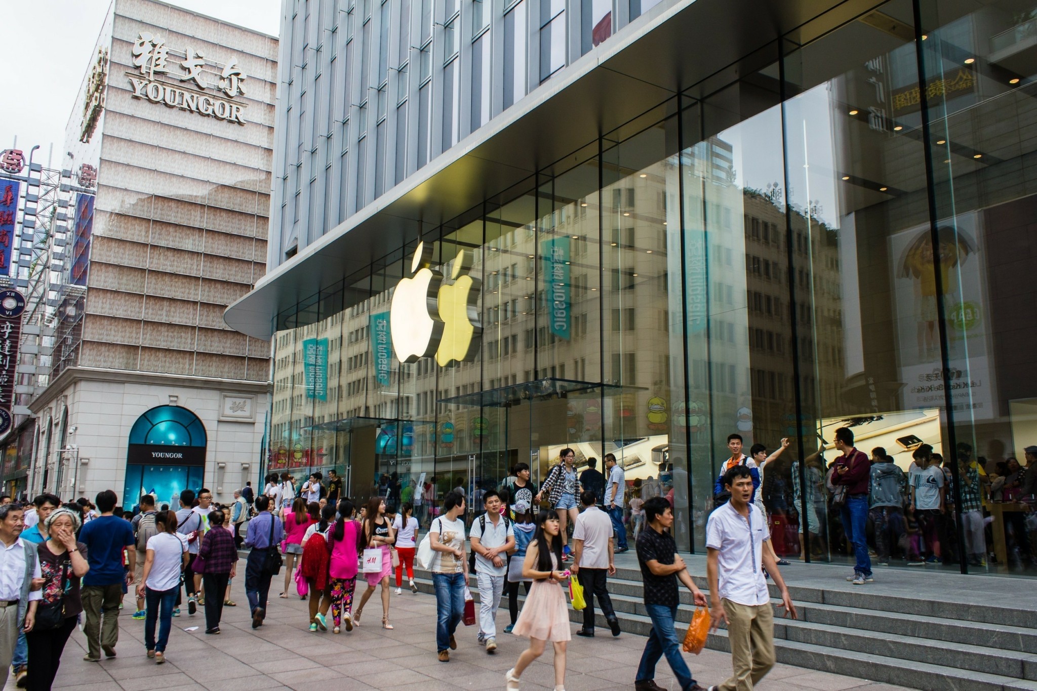 Η κινεζική οικονομία παραπαίει: Η πτώση των επενδύσεων φέρνει πλήγμα στην ανάπτυξη (γραφήματα)